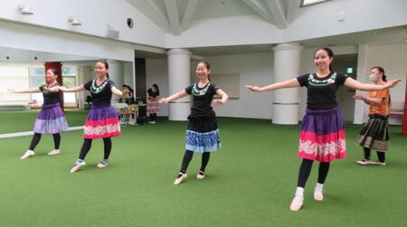 初レッスンを受ける新人フラガールの（左から）荒木愛海さん、日野樹凛さん、笛木胡乃香さん、吉田海音さん