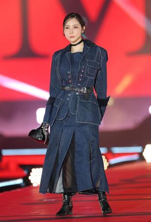 ポーズを決めるファーストサマーウイカ（撮影・西岡正）