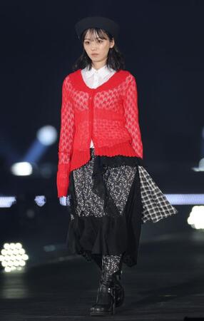 ランウェイを歩く今泉佑唯＝代々木第一体育館（撮影・西岡正）