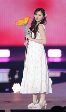 ポーズをとる乃木坂４６の井上和＝代々木第一体育館（撮影・西岡正）