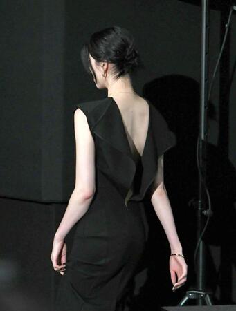 降壇する三吉彩花＝２４年１１月