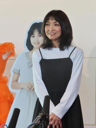 ４５年前の代表曲「まちぶせ」発表時のパネルの前で取材に応じる石川ひとみ