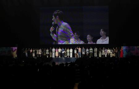 イベントに登場した出演者ら＝１９日