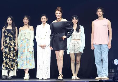 ポーズをとる藤原紀香（中央）と賀来千香子（左から３人目）ら（撮影・石井剣太郎）