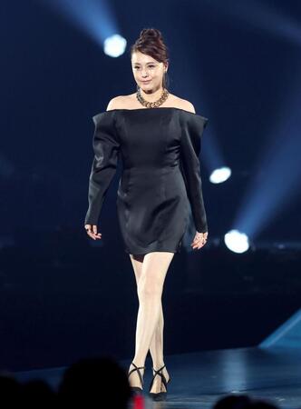 ランウェイを歩く藤原紀香（撮影・石井剣太郎）