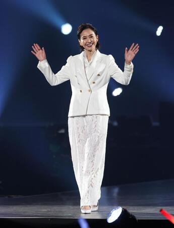 ランウェイを歩く賀来千香子＝ぴあアリーナMM（撮影・石井剣太郎）