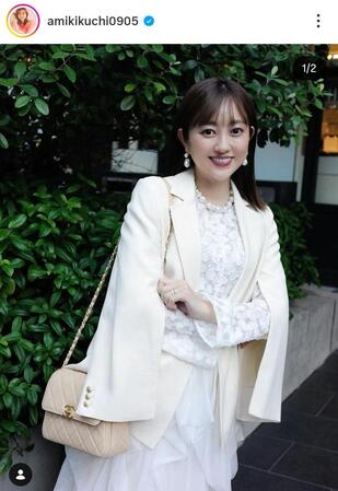 シャネルのバッグで白コーデ。菊地亜美のインスタグラム＠ａｍｉｋｉｋｕｃｈｉ０９０５（２５年１１月１７日付）より 