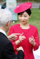 春の園遊会で手話で会話される佳子さま＝１７日
