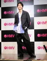 決めポーズをする知念英和