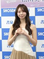 撮影に応じる松田美里