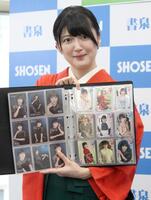 トレカを見せる香川愛生女流四段