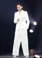 ポーズをとる賀来千香子　