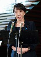 三陸沖を震源とする地震により津波警報が出されたことを受け、記者団の取材に応じる高市首相＝20日午後５時17分、首相官邸