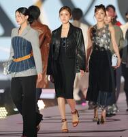 ランウェイを歩く王林（中央）＝代々木第一体育館（撮影・西岡正）