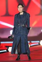 ポーズを決めるファーストサマーウイカ（撮影・西岡正）