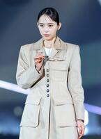 サングラスを外す井桁弘恵（撮影・西岡正）