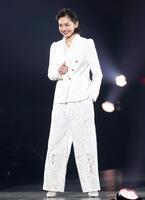 ポーズをとる賀来千香子（撮影・石井剣太郎）