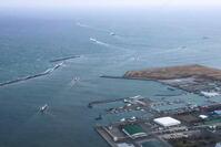 津波注意報が出された北海道苫小牧市で、港を出る船舶＝20日午後６時18分（共同通信社ヘリから）