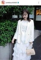 シャネルのバッグで白コーデ。菊地亜美のインスタグラム＠ａｍｉｋｉｋｕｃｈｉ０９０５（２５年１１月１７日付）より 