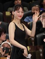 客席に手を振りながら引き揚げる綾瀬はるか（撮影・西岡正）