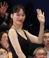 客席に手を振りながら引き揚げる綾瀬はるか（撮影・西岡正）
