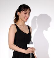 登壇する綾瀬はるか（撮影・西岡正）