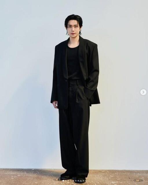 韓国人気俳優が入隊　髪バッサリ激変