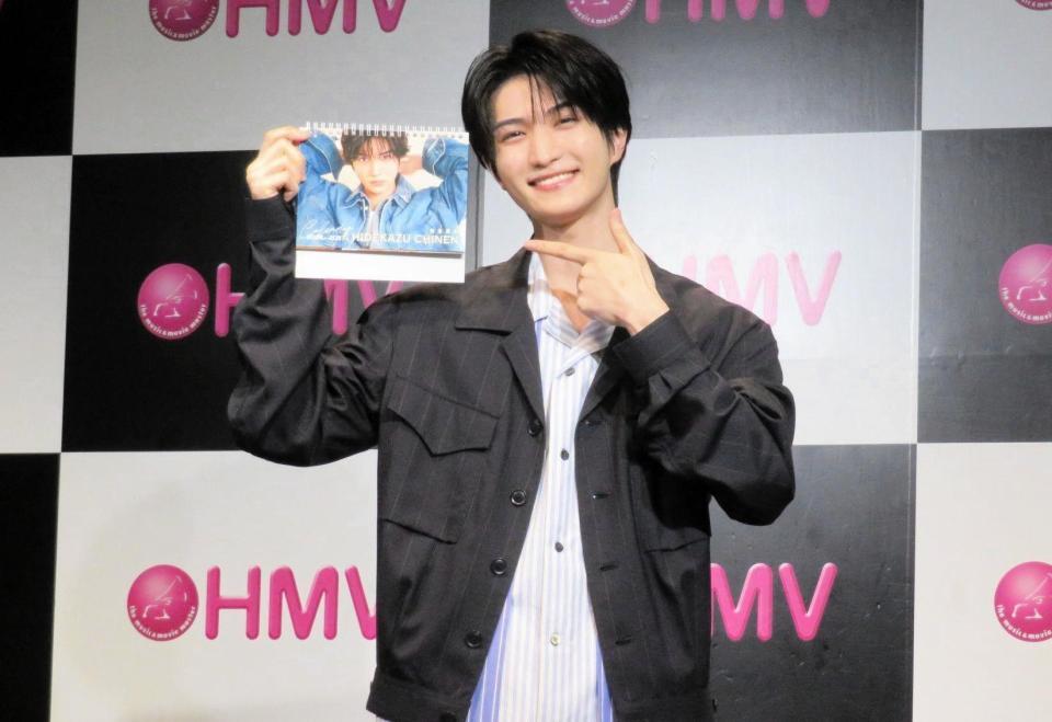 カレンダーをＰＲした知念英和