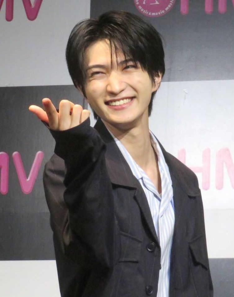 決めポーズをして笑顔の知念英和＝東京・池袋