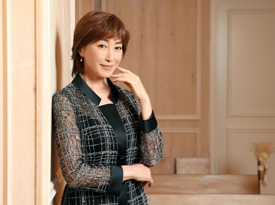 ポーズをとる高島礼子
