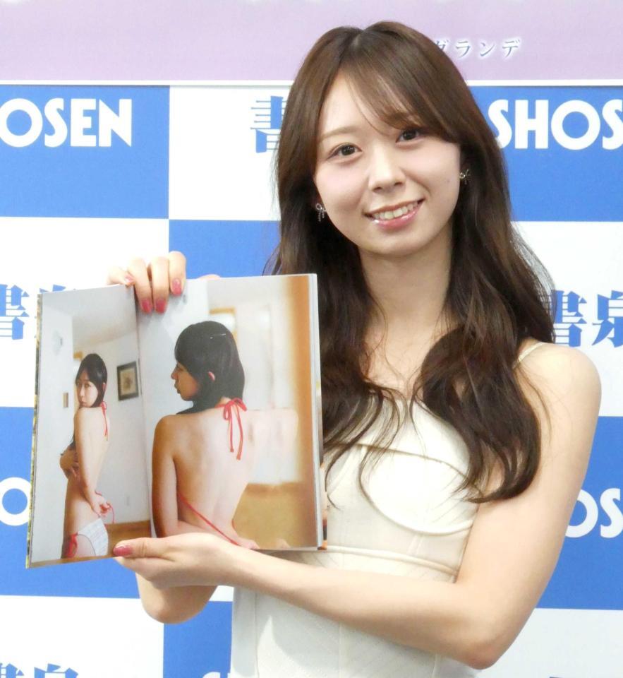 撮影に応じる松田美里＝都内　