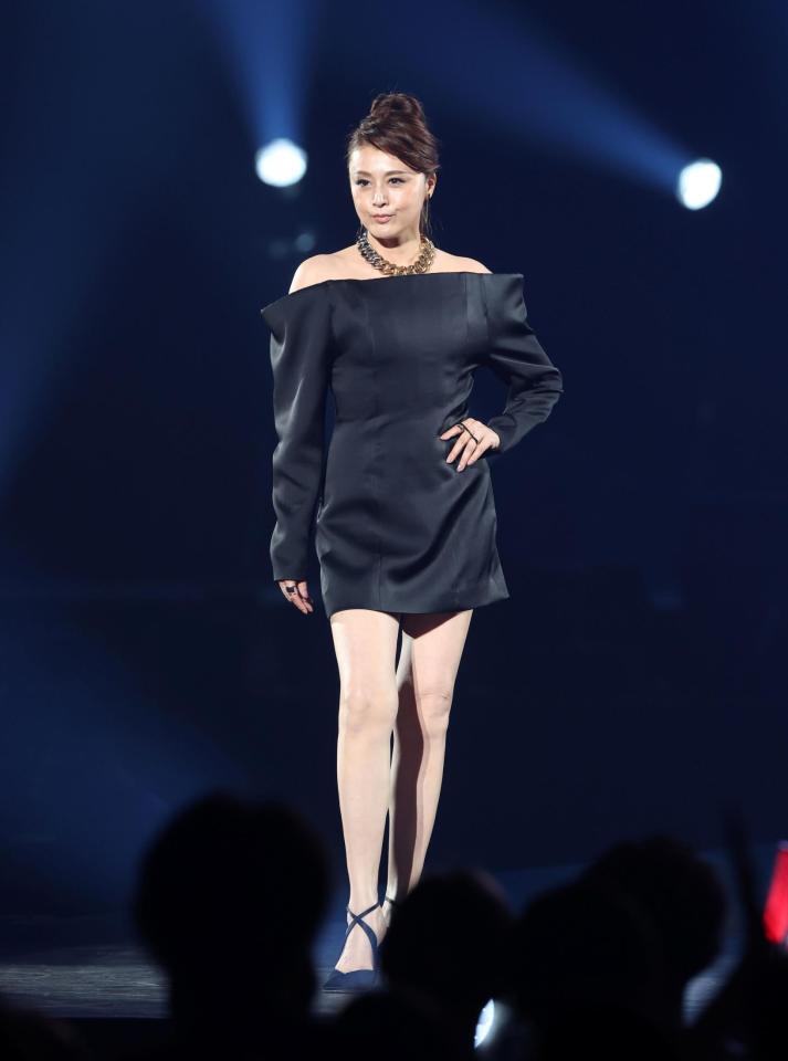 ポーズをとる藤原紀香