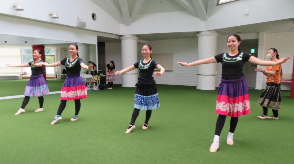 初レッスンを受ける新人フラガールの（左から）荒木愛海さん、日野樹凛さん、笛木胡乃香さん、吉田海音さん