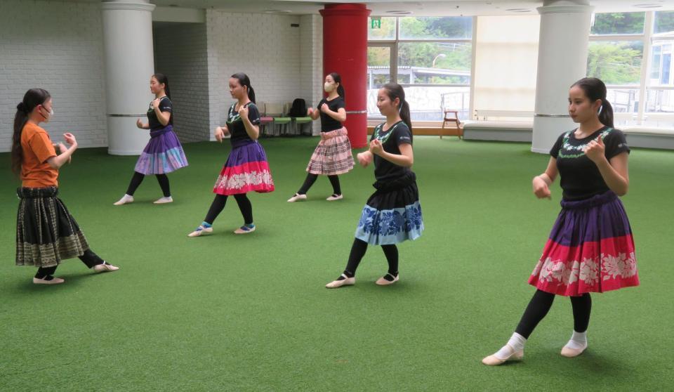 初めてレッスンを受ける新人フラガール