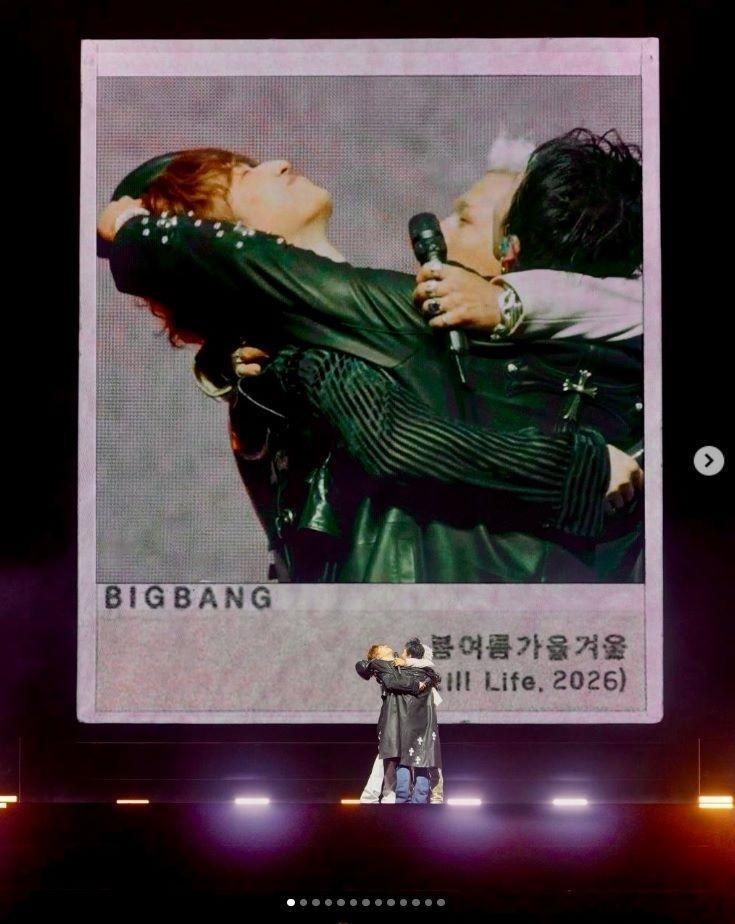 Ｇ-ＤＲＡＧＯＮの公式インスタグラム＠ｘｘｘｉｂｇｄｒｇｎより「コーチェラ」のステージ上でハグをするＢＩＧＢＡＮＧ