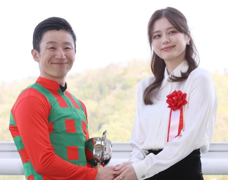 コガネノソラで福島牝馬Ｓを勝利した菊沢騎手（左）と握手する紺野彩夏（１９日）
