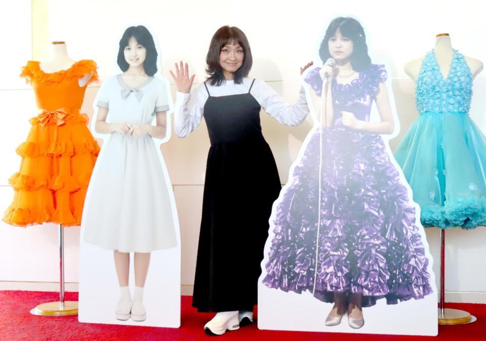 「まちぶせ」発表時（左）と紅白出場時（右）のパネルと並ぶ石川ひとみ