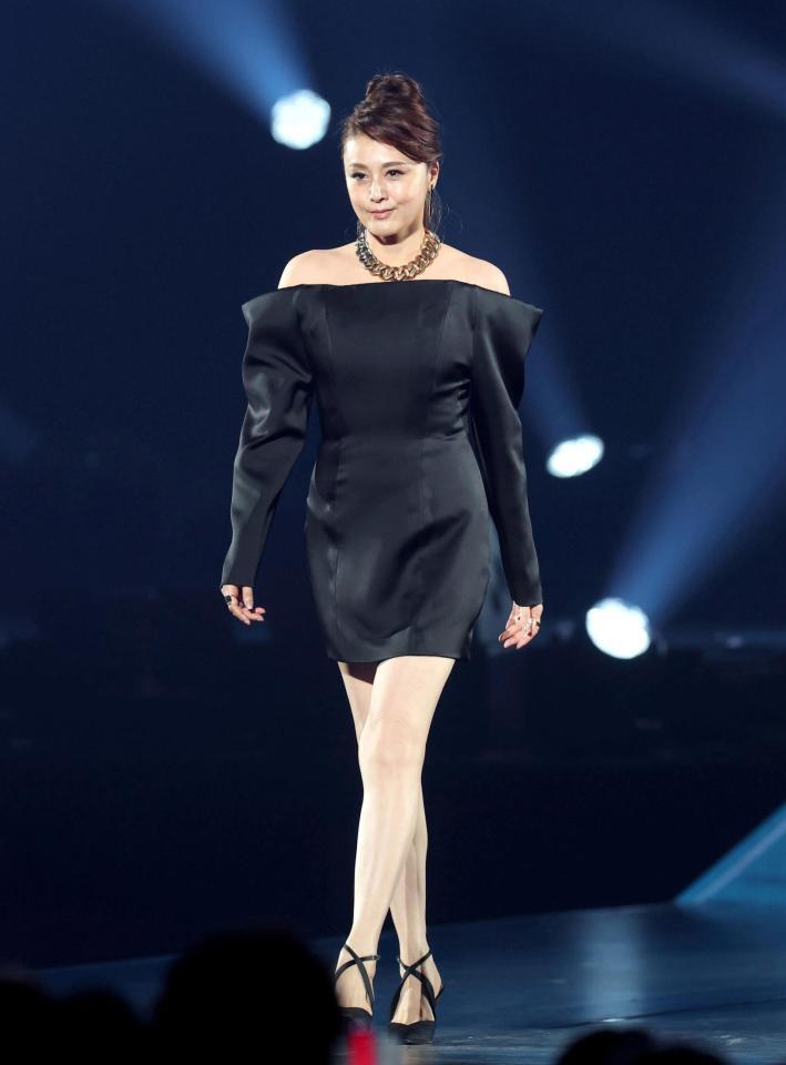 ランウェイを歩く藤原紀香（撮影・石井剣太郎）