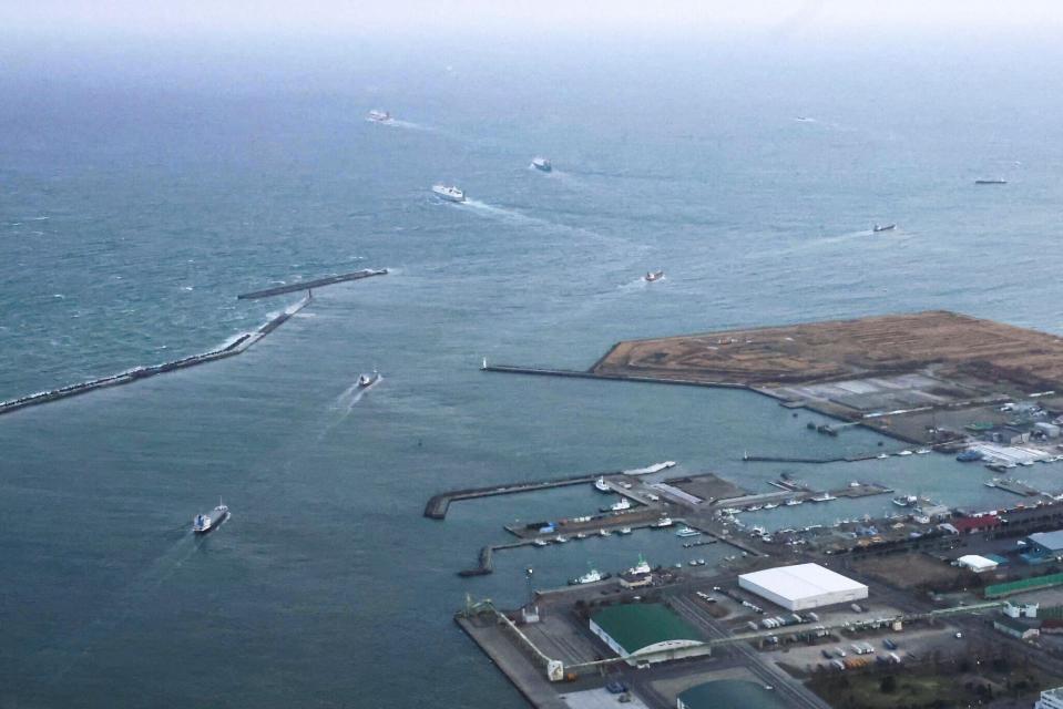 津波注意報が出された北海道苫小牧市で、港を出る船舶＝20日午後６時18分（共同通信社ヘリから）