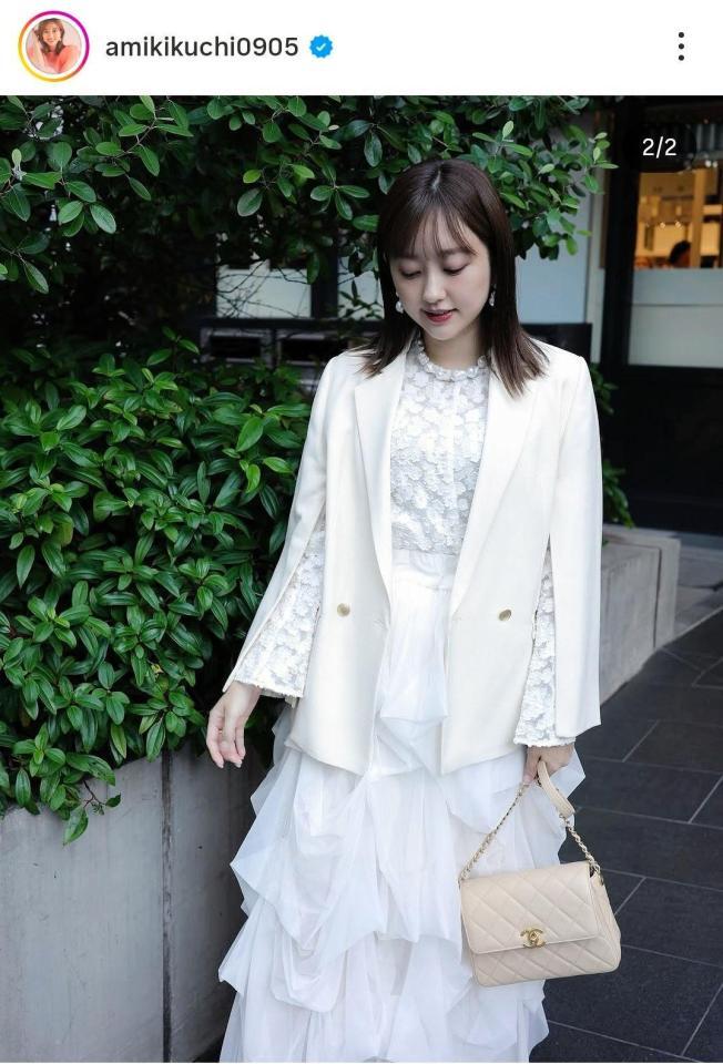 シャネルのバッグで白コーデ。菊地亜美のインスタグラム＠ａｍｉｋｉｋｕｃｈｉ０９０５（２５年１１月１７日付）より 