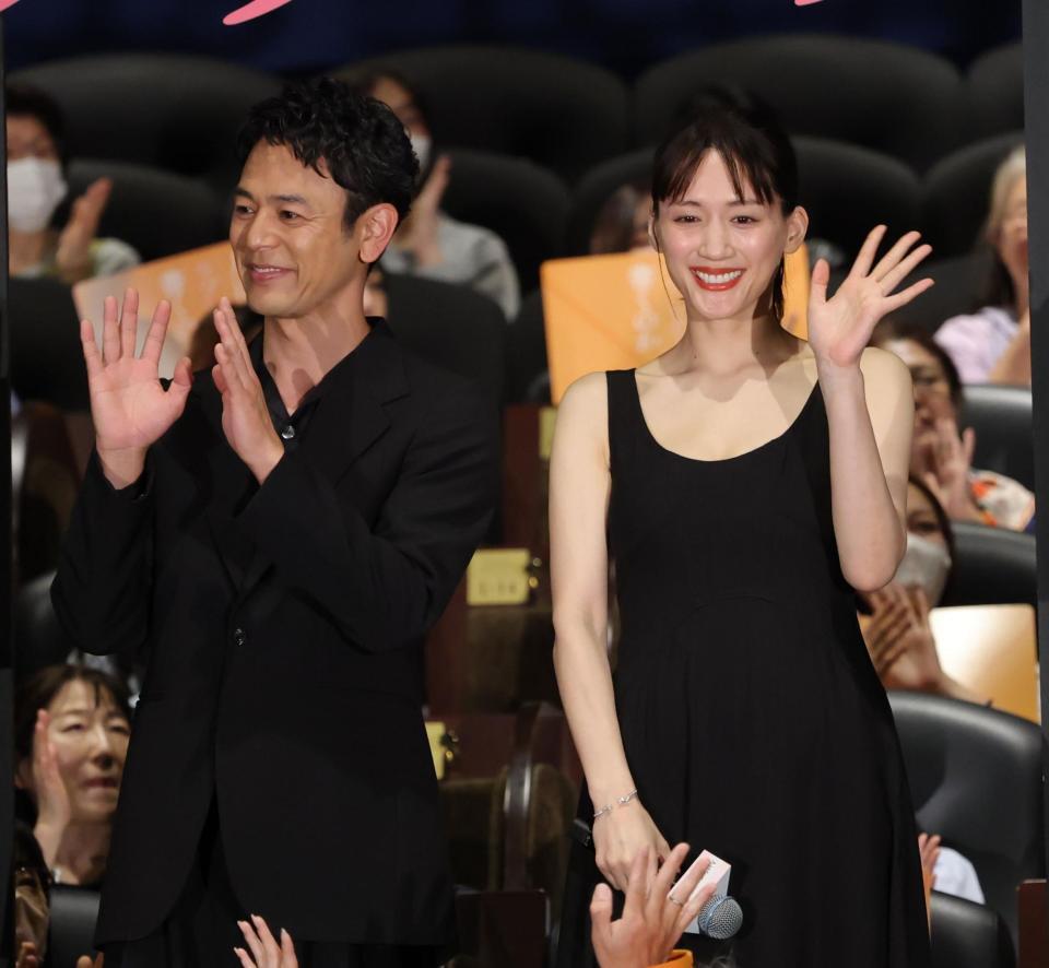 妻夫木聡（左）と並んで手を振る綾瀬はるか（撮影・西岡正）