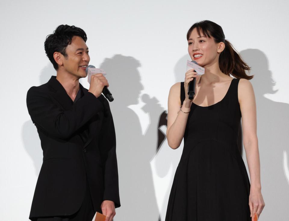 妻夫木聡（左）とトークする綾瀬はるか（撮影・西岡正）