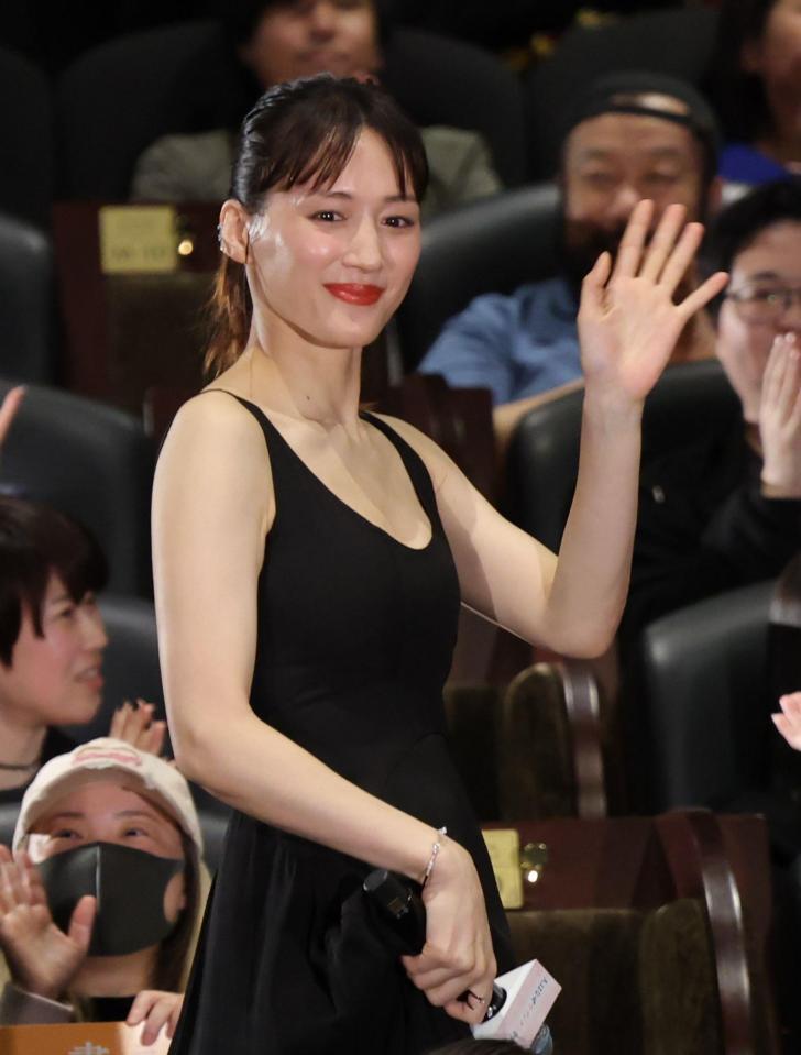 客席に手を振りながら引き揚げる綾瀬はるか（撮影・西岡正）