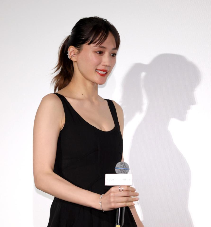 登壇する綾瀬はるか（撮影・西岡正）