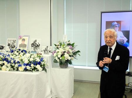 　関根忠郎さんのお別れの会でスピーチする内藤誠監督