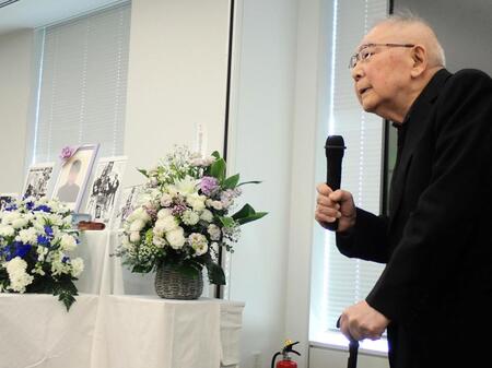 　関根忠郎さんのお別れの会でスピーチする伊藤俊也監督