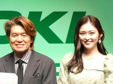 　授賞式に出席した（左から）ヒロミ、ゆうちゃみ　