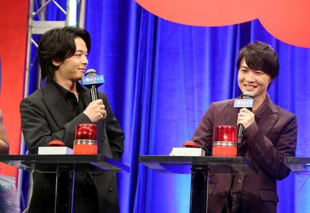 　クイズ企画に臨む中村倫也（左）と神木隆之介（撮影・石井剣太郎）