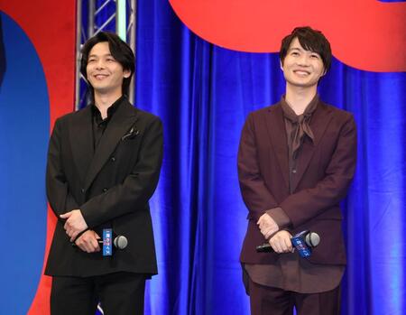 　完成披露試写会に登壇した中村倫也（左）と神木隆之介（撮影・石井剣太郎）