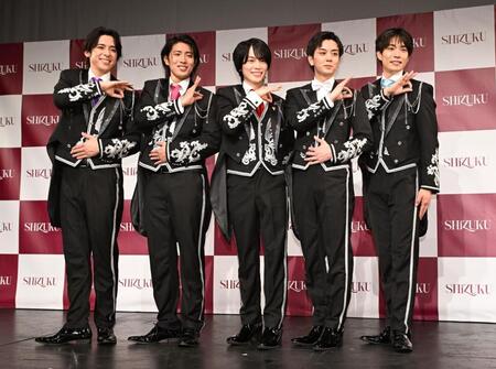 　新グループお披露目会でしずくポーズを決めるＳＨｉＺＵＫＵの（左から）古川カベルネ卓人、真田メルロ煌生、石田ピノ知之、松田シャルドネ創太郎、門脇リースリング卓史（撮影・開出牧）